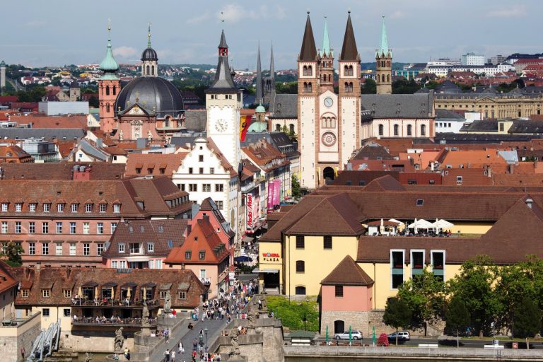 Blick auf Alte Mainbrücke, Rathaus und Dom